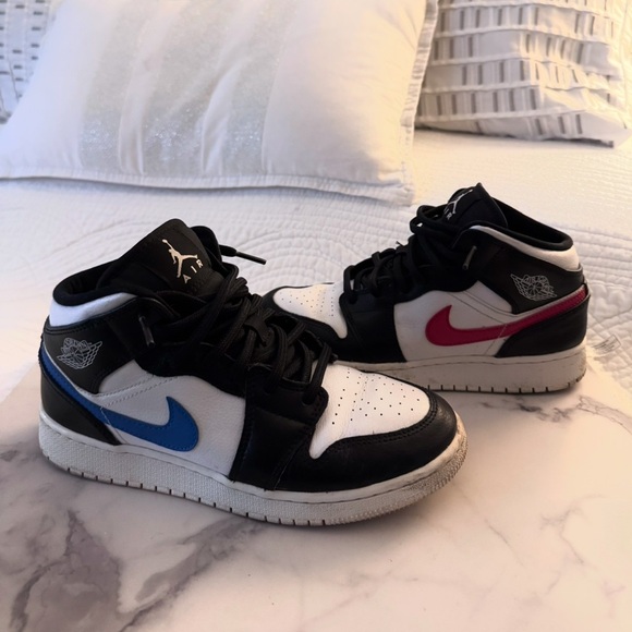 Jordan 1s Mid - Picture 2 of 6